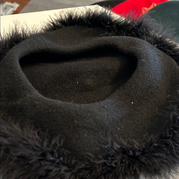 Stylish Beret Set in Red, Green, and Black - Picture 11 of 11